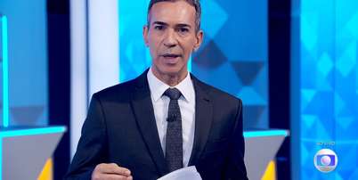 César Tralli na entrada ao vivo no fim do 'JN' para comunicar o cancelamento do debate Foto: Reprodução