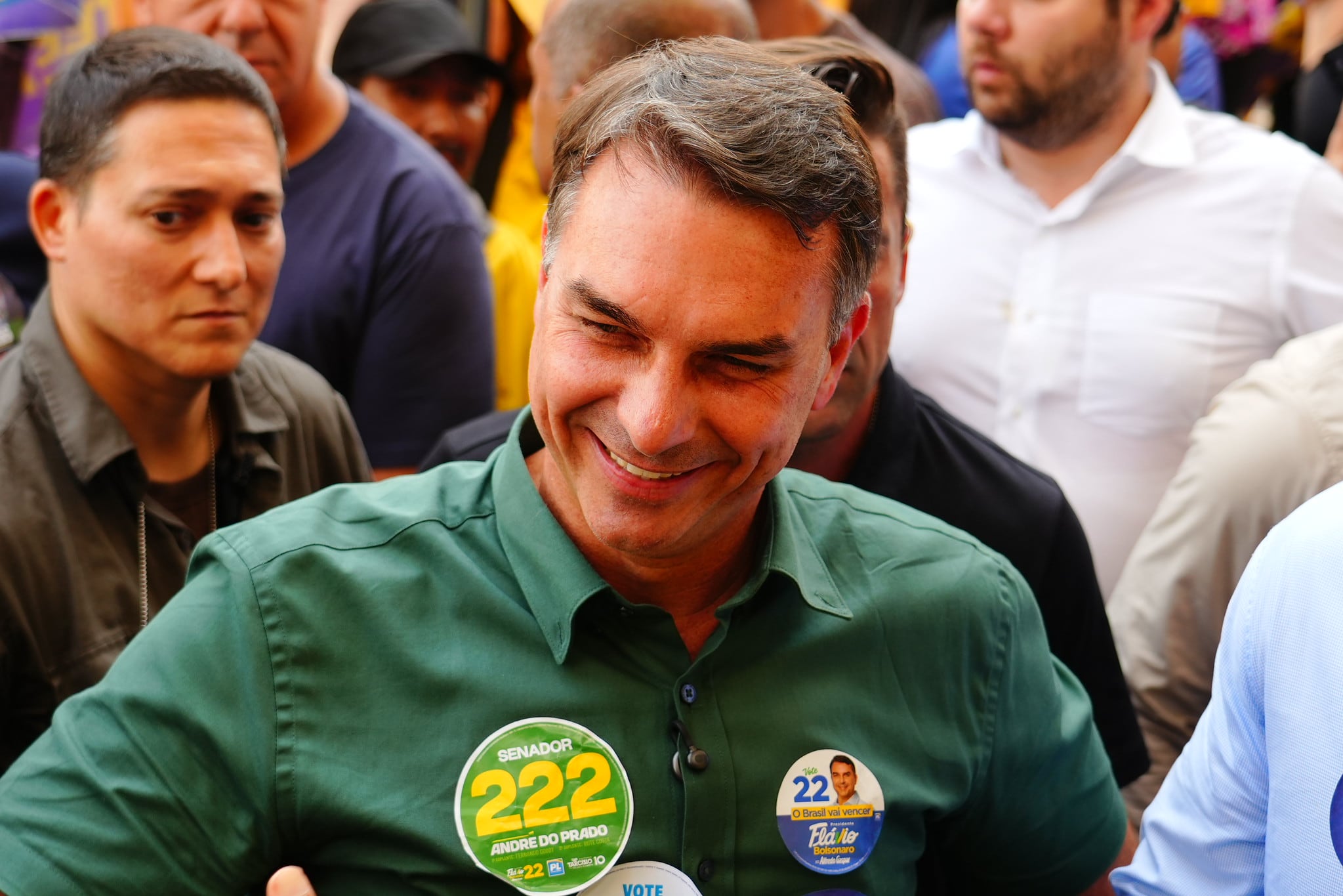 Mercado brasileiro deve ter alta após Flávio Bolsonaro superar pesquisas, dizem analistas