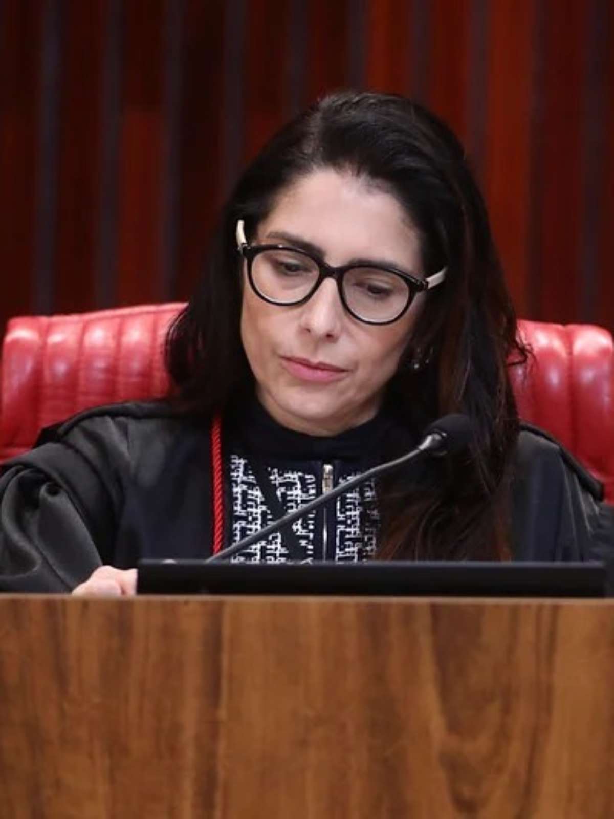 Ministra do TSE vira alvo de ataques de Flávio Bolsonaro após cancelamento de debate