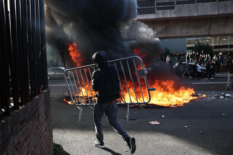 Protestos estudantis deixam escolas incendiadas na França; premiê convoca reunião de crise