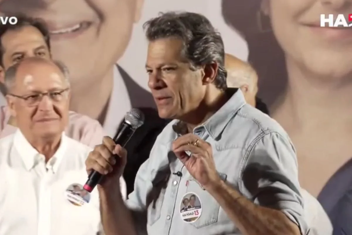 Haddad ataca Flávio Bolsonaro em discurso nacionalizado durante comício