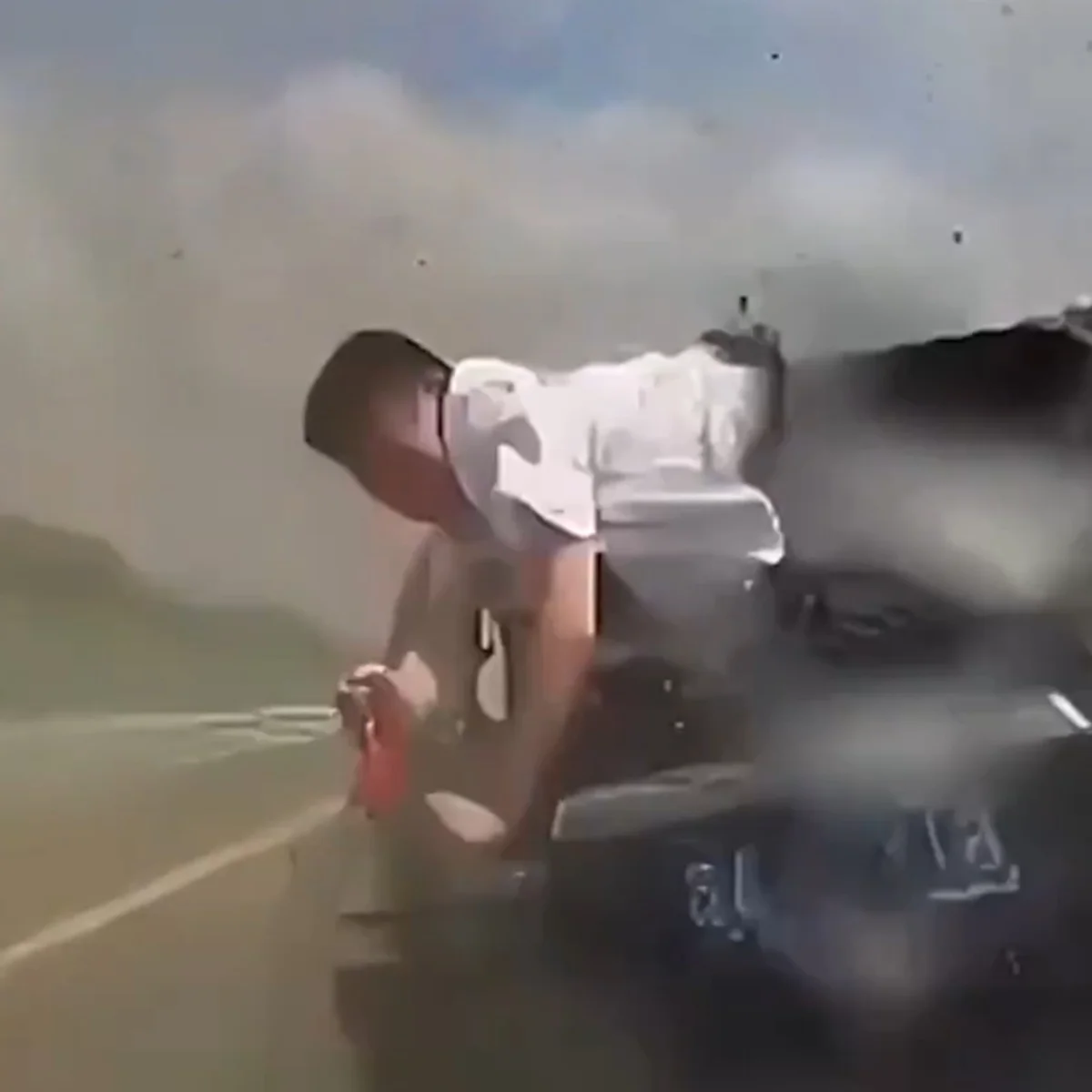 China: mãe e filho são arremessados de carro em acidente e sobrevivem; veja
