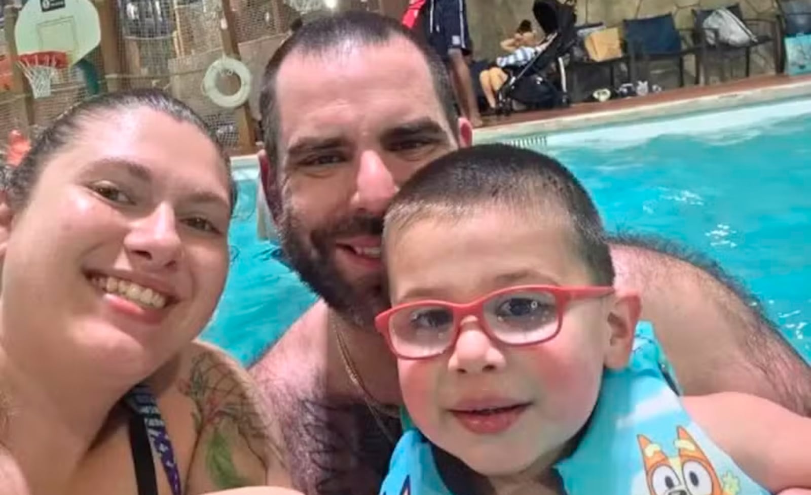 Vizinhos da família disseram que eles tinham hábito de viajar e postar fotos felizes nas redes sociais