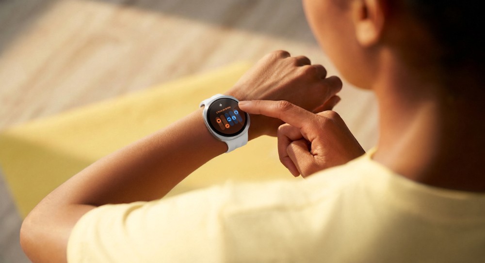 Galaxy Watch combina tela circular AMOLED com controles por toque e recursos integrados ao Samsung Health. — Foto: Reprodução/Samsung