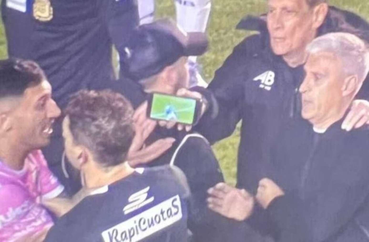 Zafarana, defensor do Godoy Cruz, mostra ao &aacute;rbitro o celular com a pol&ecirc;mica jogada &ndash;