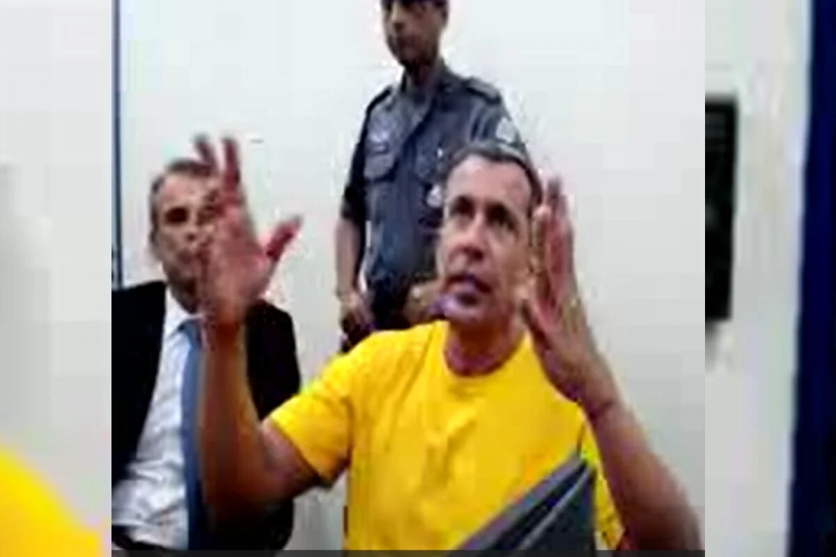 Homem olha para o alto, par aonde estende as mãos - Metrópoles