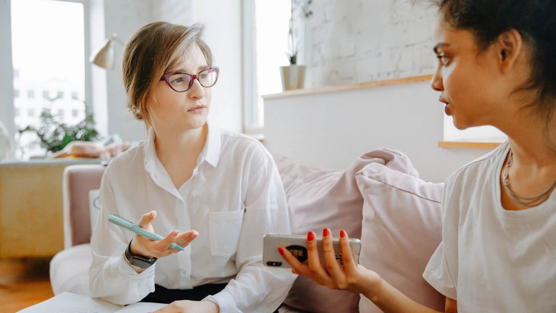 Pessoas brilhantes frequentemente usam 11 frases educadas para dizer profissionalmente 'Isso não é meu problema'