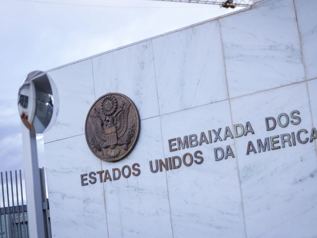 Embaixada dos EUA é alvo de ameaça e funcionários vão para home office