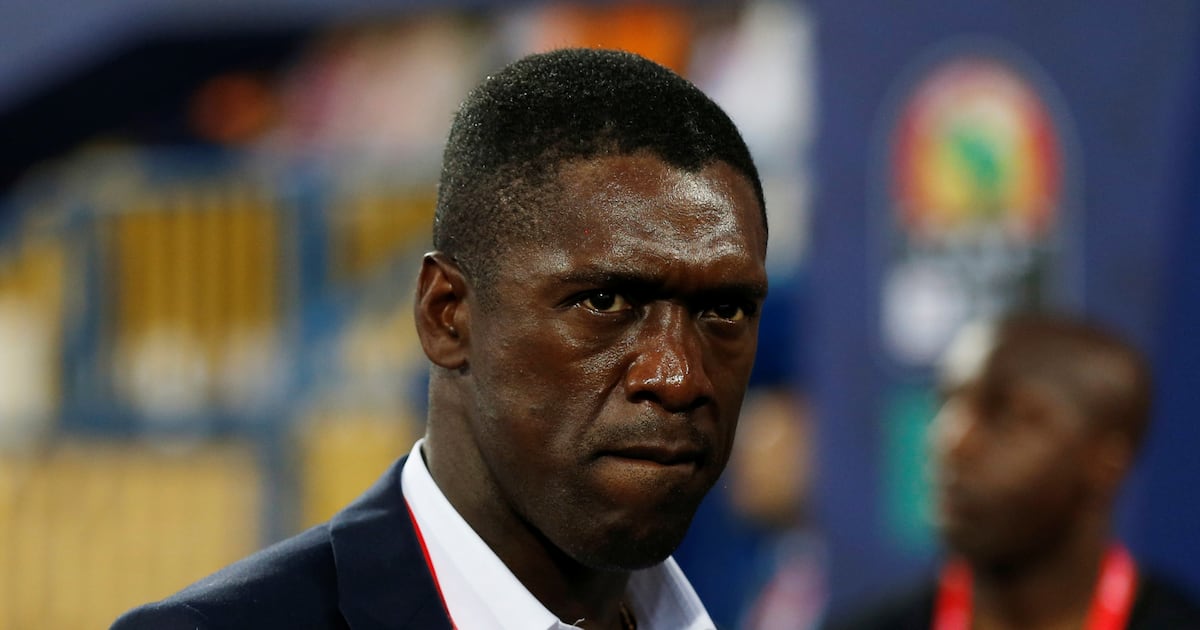 A mais insensata aposta do Corinthians. Seedorf é o novo técnico. Não era treinador há sete anos. Foi a 7ª opção. Memphis o indicou. Medo da Série B aumenta