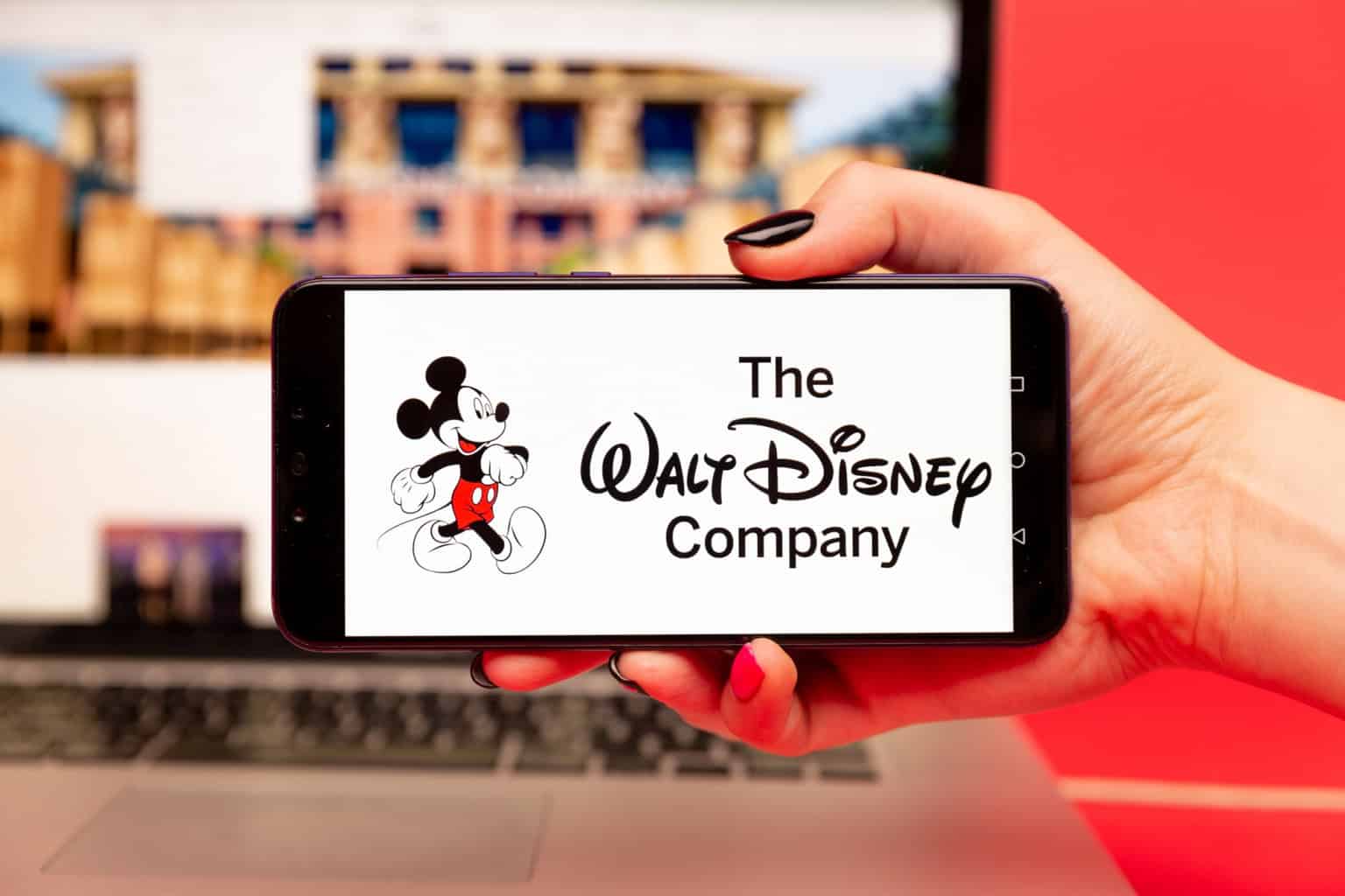 Character.AI pede falência e negocia venda de ativos à Disney