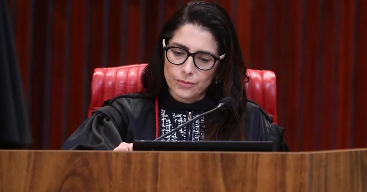 Ministra do TSE vira alvo de ataques de Flávio Bolsonaro após cancelamento de debate