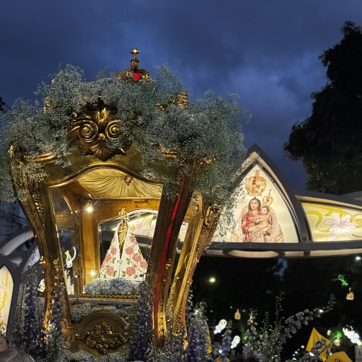 Milhares de devotos participam de romarias na véspera do Círio de Nazaré