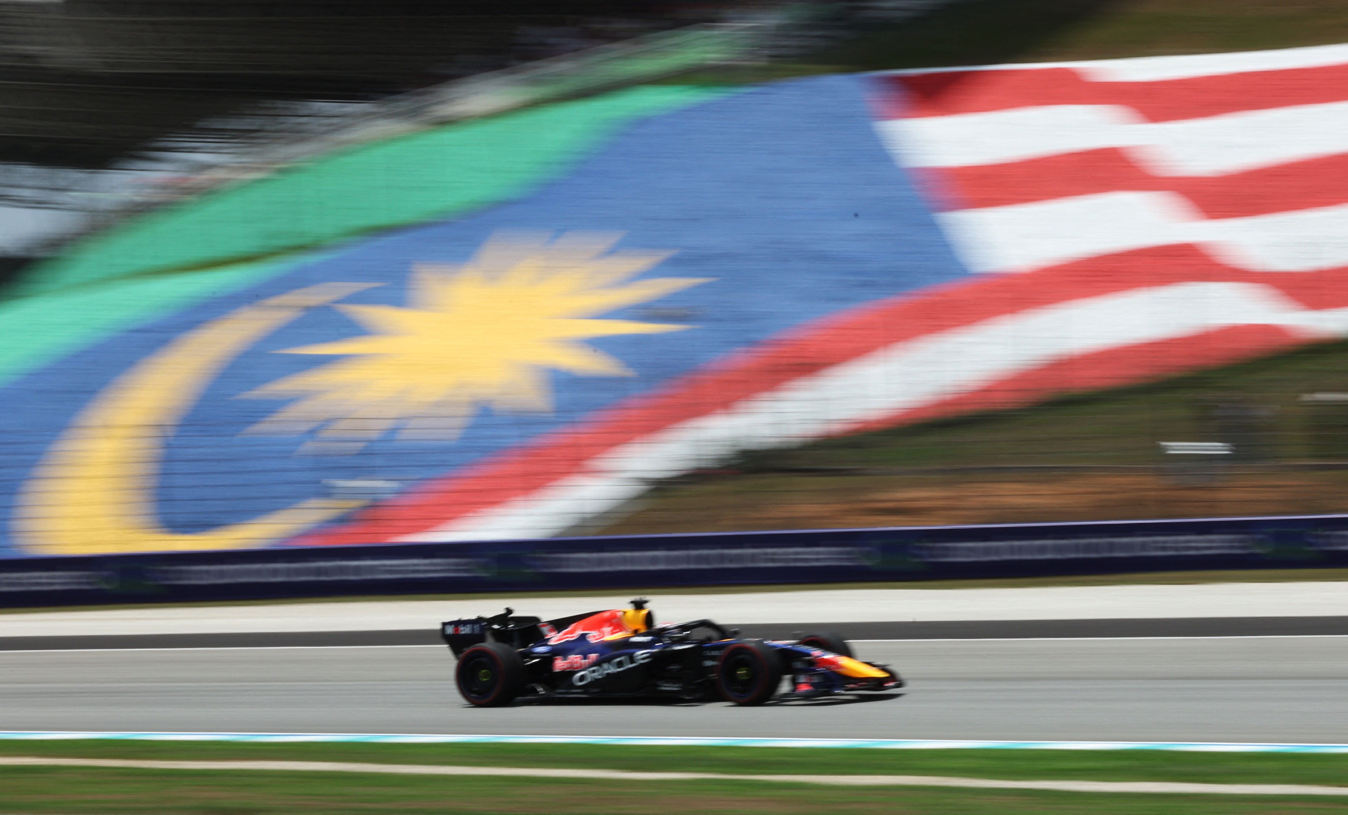 GP do Bahrein: Verstappen lidera 1º treino na Malásia, e Bortoleto é 13º