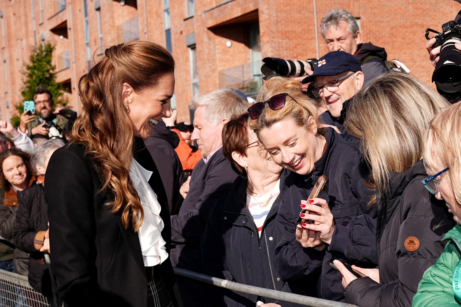 Kate e William colocam a mão na massa em visita a cafeteria na Irlanda