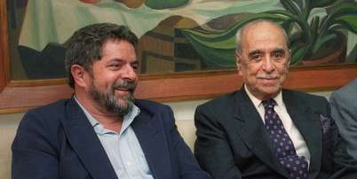 Lula e Roberto Marinho em um encontro para aparar as arestas de uma rela&ccedil;&atilde;o com altos e baixos ao longo de d&eacute;cadas Foto: Reprodu&ccedil;&atilde;o/Document&aacute;rio 'O S&eacute;culo do Globo'