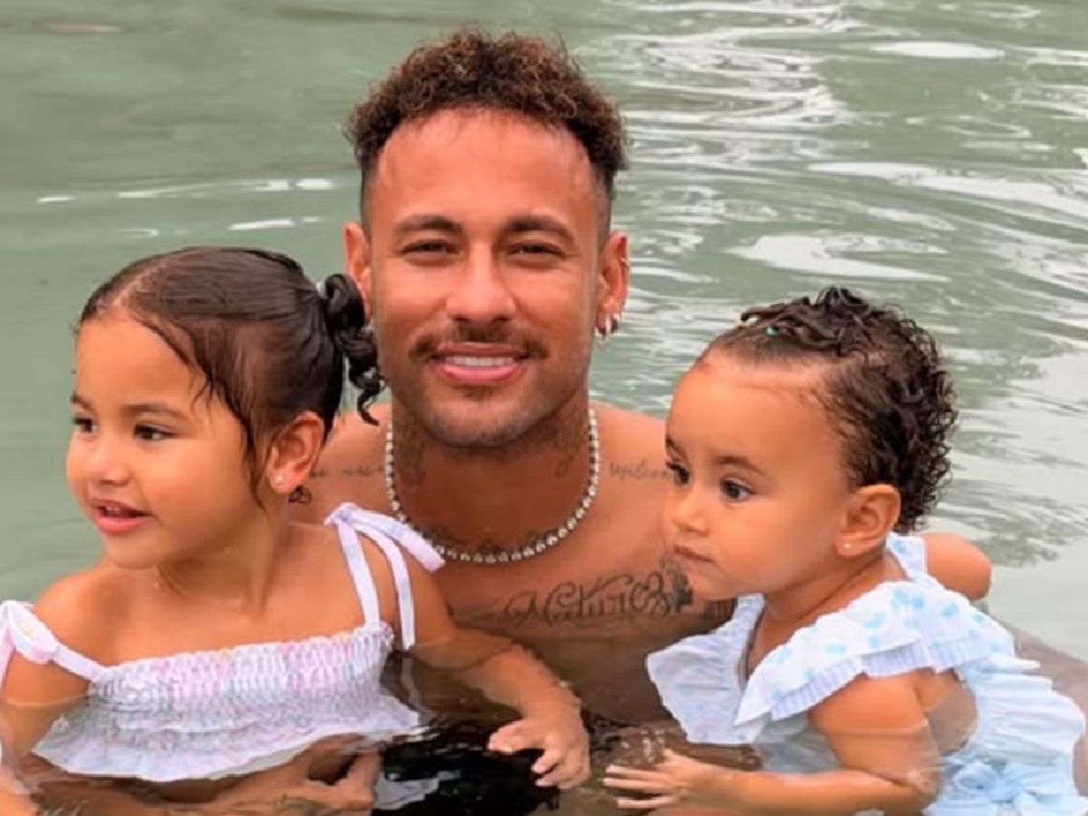 Neymar curte Dia das Crianças com Mavie e Mel em lago de mansão em Mangaratiba