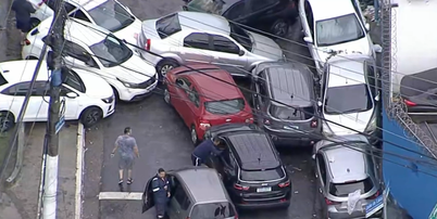 Carros s&atilde;o arrastados por enchente e bloqueiam rua na Zona Sul de S&atilde;o Paulo ap&oacute;s temporal Foto: Reprodu&ccedil;&atilde;o/GloboNews