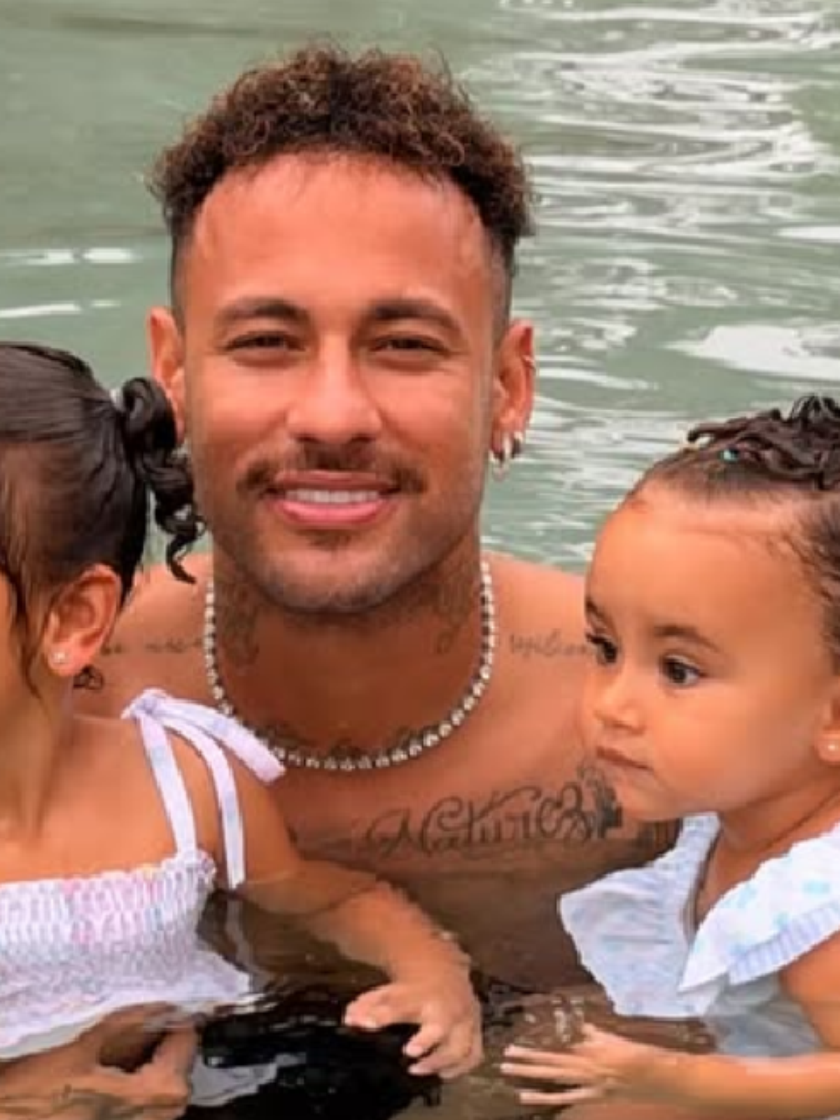 Neymar curte Dia das Crianças com Mavie e Mel em lago de mansão em Mangaratiba