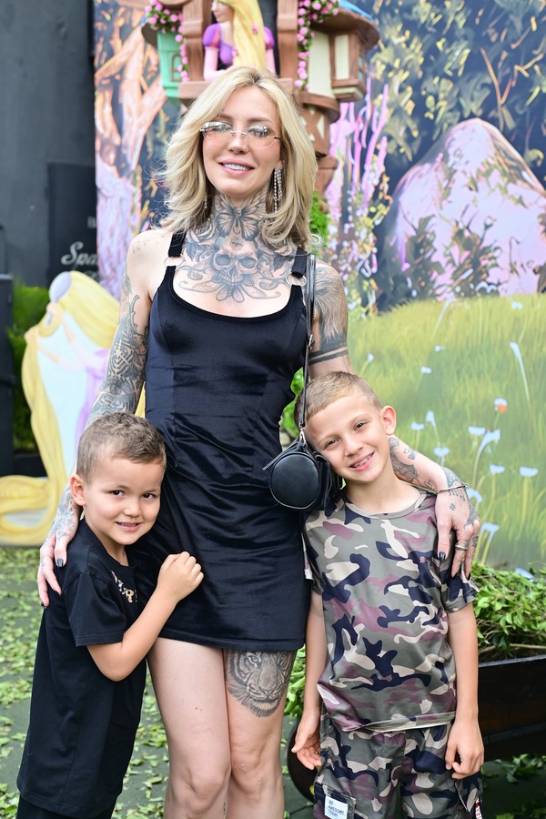 Separados, Zoo e Christian Figueiredo levam filhos à festa de filha de Lucas Bley e Lucas Rangel
