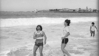 Maradona joga futebol na praia de Copacabana, na Zona Sul do Rio de Janeiro — Foto: Joaquim Nabuco/Agência O Globo