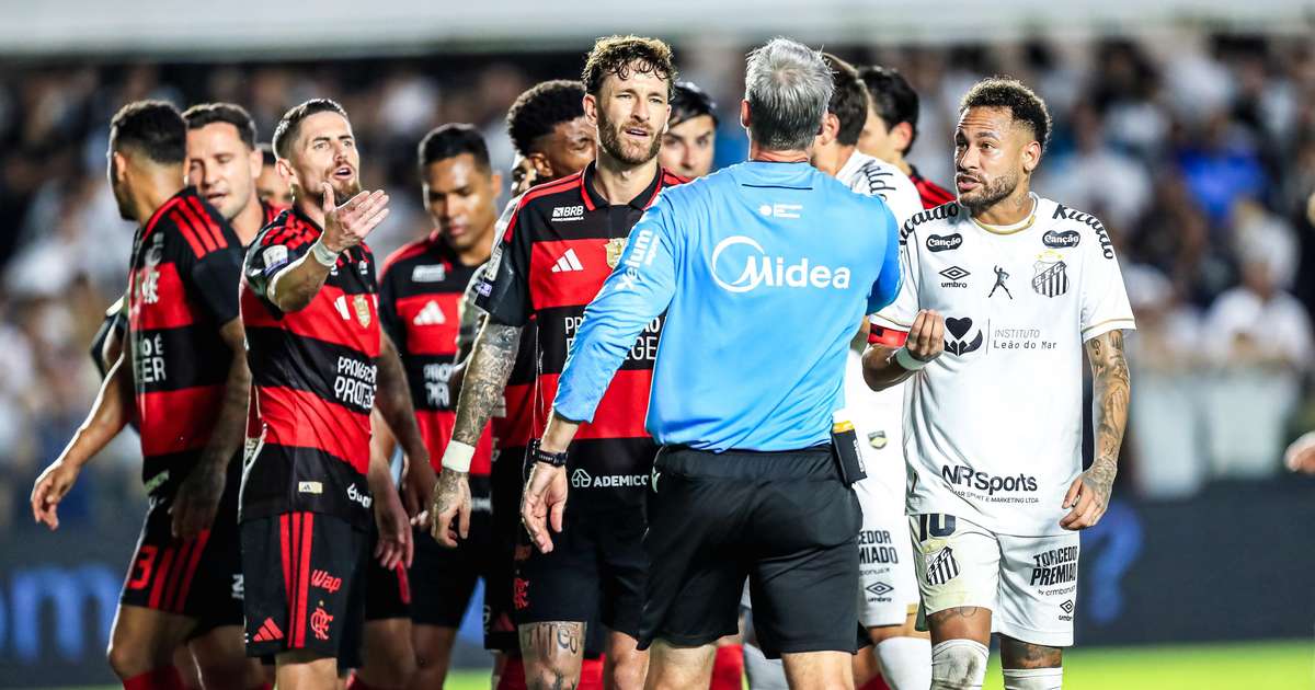 Torcedores do Flamengo reclamam de pênalti e entrada em Carrascal no jogo contra o Santos