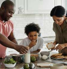 Ensinando a criança a cozinhar, você ensina ela a ter autonomia, independência e ainda cria memórias Foto: Pexels/August de Richelieu / Bons Fluidos