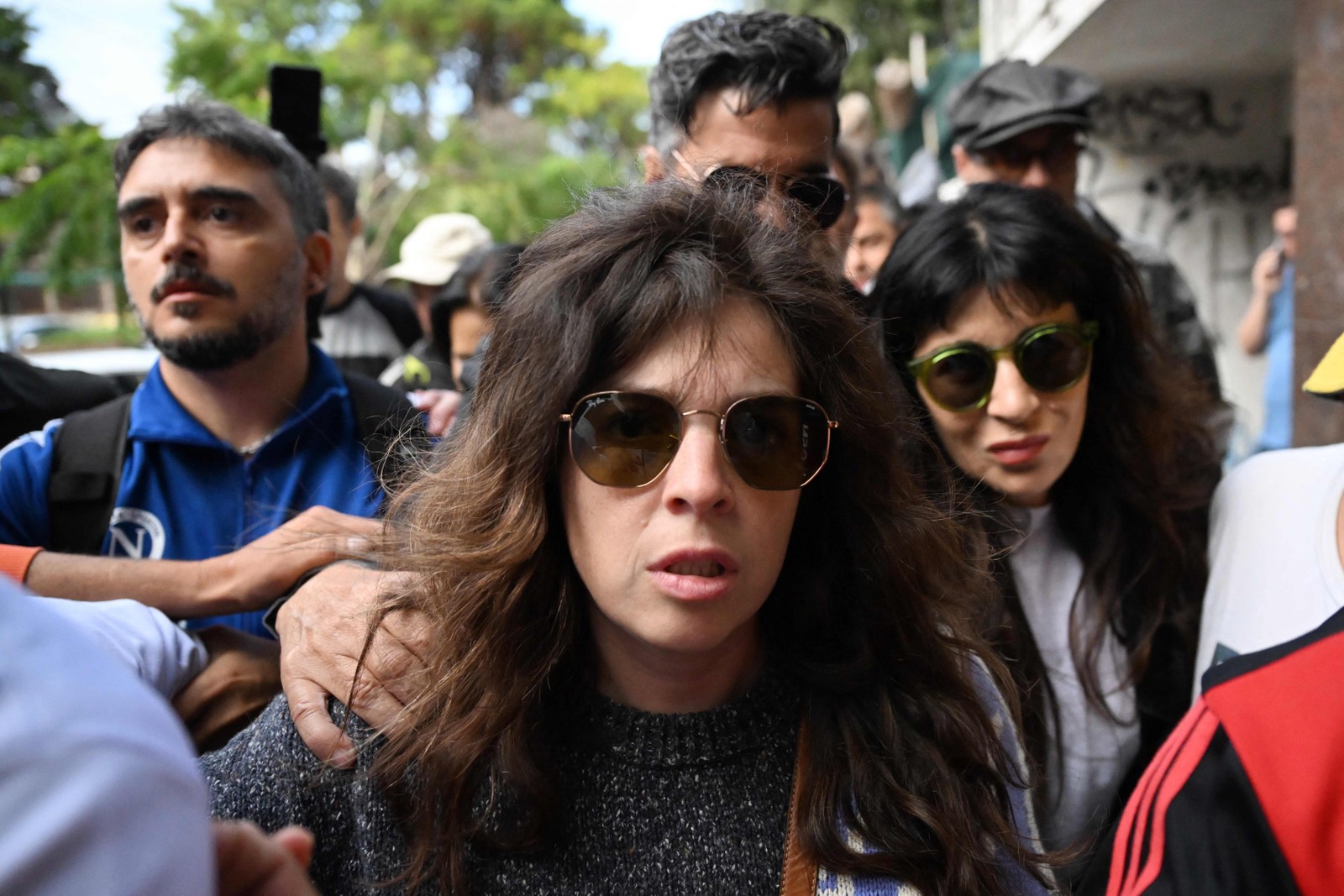 Dalma e Giannina Maradona, filhas de Diego Maradona, chegam para julgamento em Buenos Aires — Foto: AFP