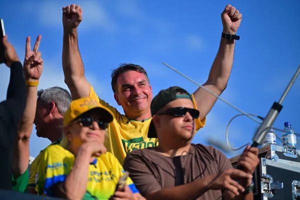 Apoiados por Flávio Bolsonaro conquistam 30 vagas no Senado