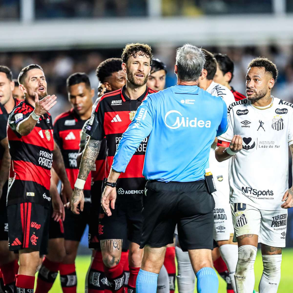 Torcedores do Flamengo reclamam de pênalti e entrada em Carrascal no jogo contra o Santos