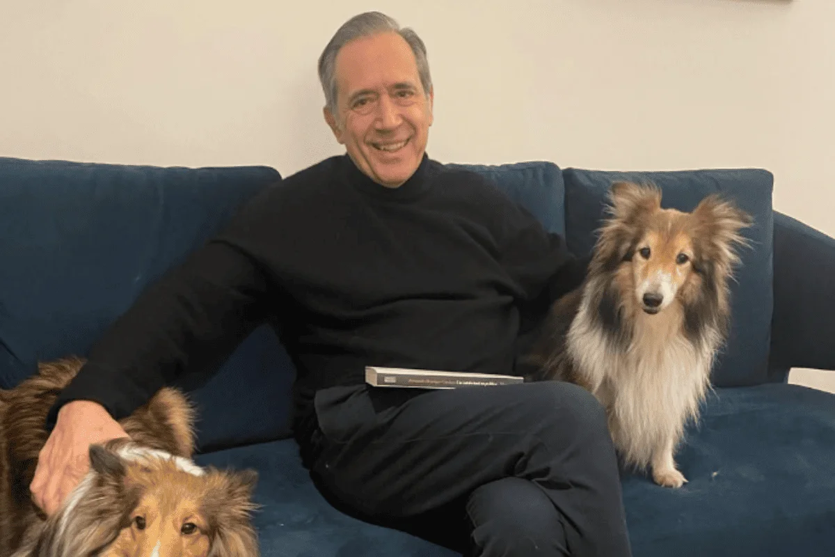 Marco Antônio Villa e dois cachorros.