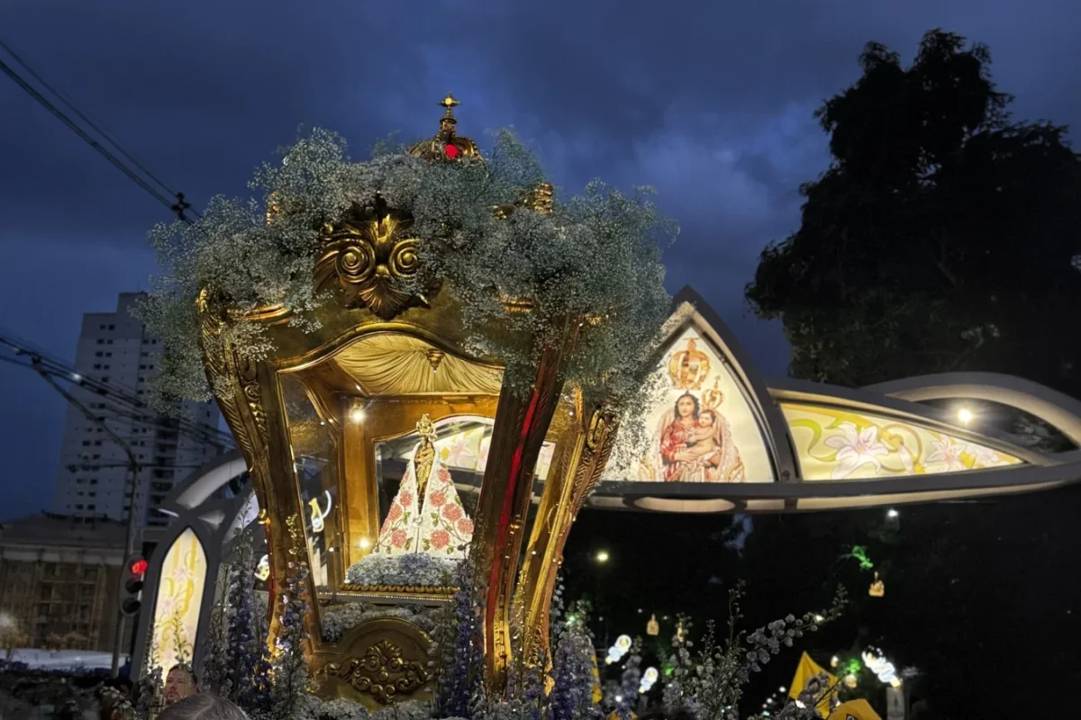 Milhares de devotos participam de romarias na véspera do Círio de Nazaré