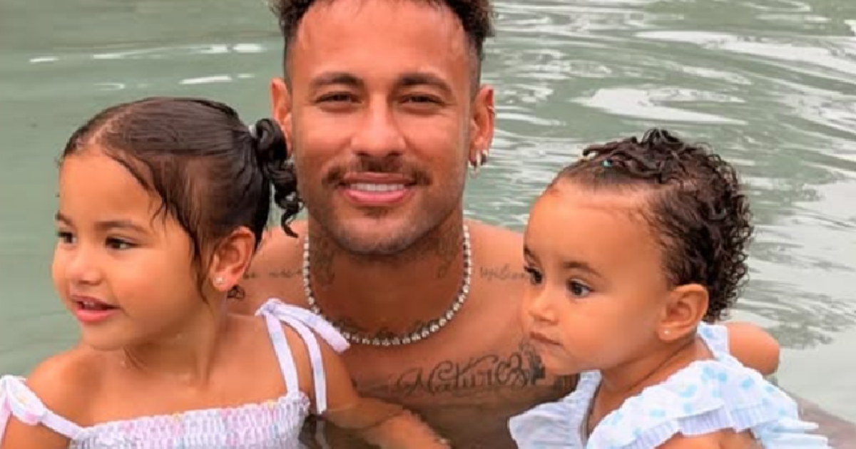 Neymar curte Dia das Crianças com Mavie e Mel em lago de mansão em Mangaratiba