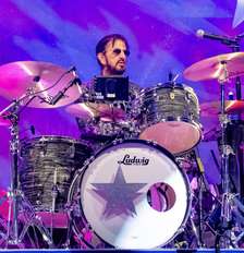 Ringo Starr, lendário baterista dos Beatles, em show no Forest Hills Stadium, em Nova York Foto: Astrida Valigorsky/Getty Images / Rolling Stone Brasil