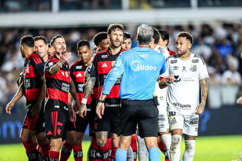 Torcedores do Flamengo reclamam de pênalti e entrada em Carrascal no jogo contra o Santos