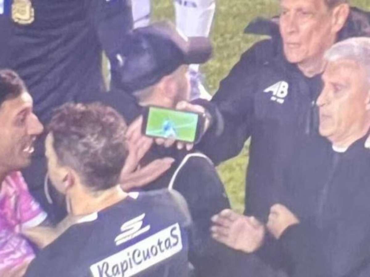 Vídeo: árbitro anula pênalti após jogador mostrar o "celuVAR"