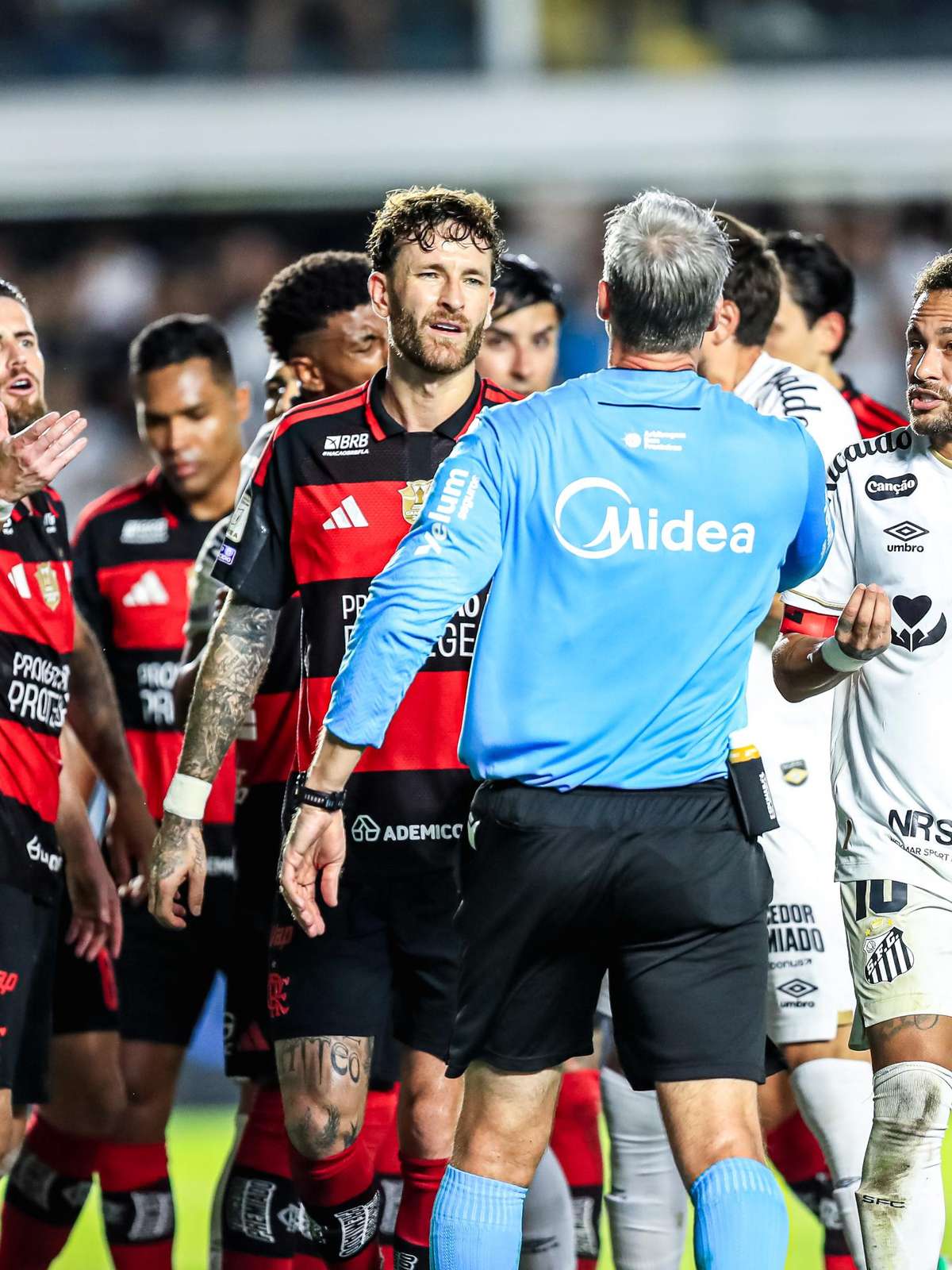 Torcedores do Flamengo reclamam de pênalti e entrada em Carrascal no jogo contra o Santos
