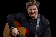 Quem era Leticia Nicolielo, cantora e violinista que morreu aos 48 anos