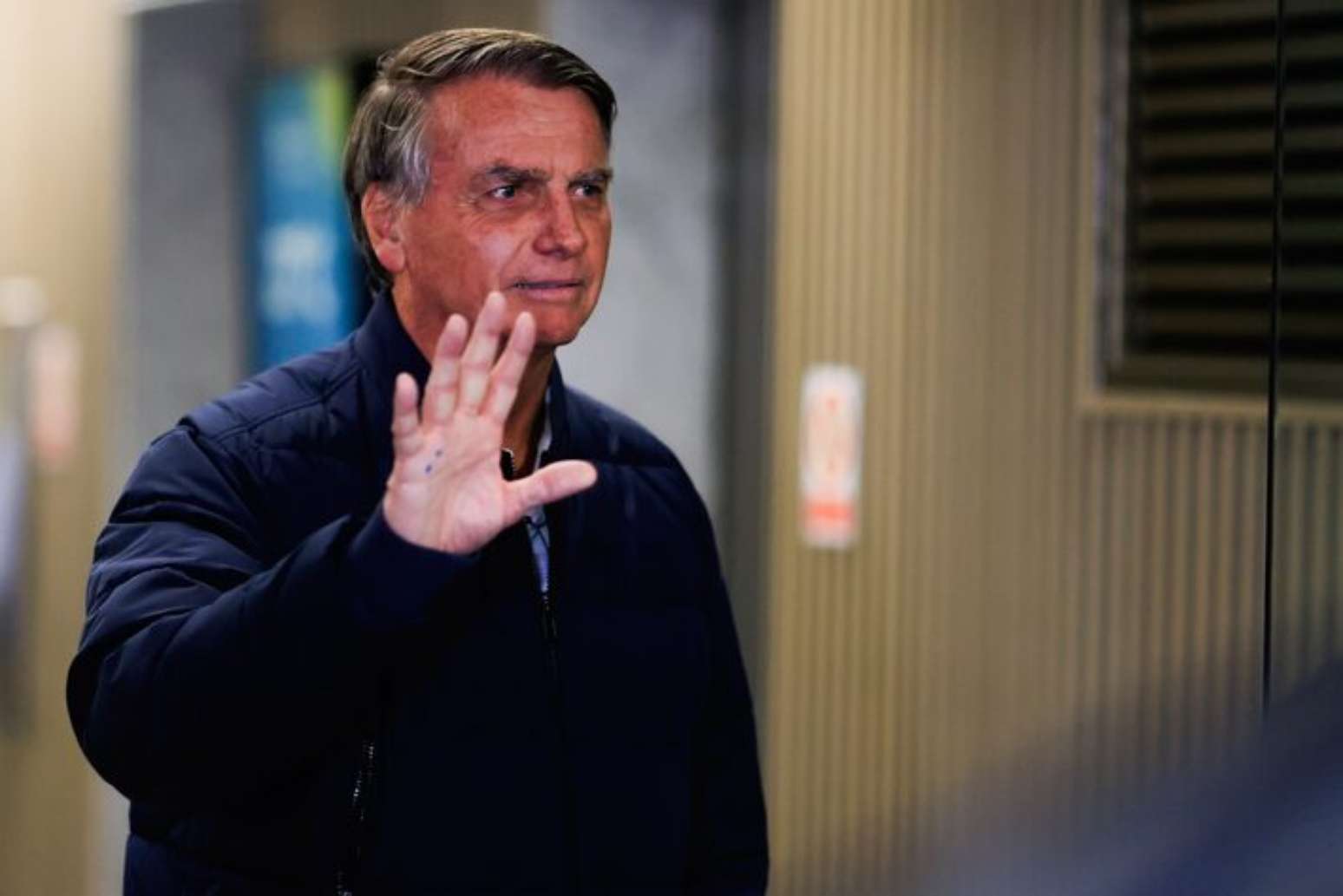 Jair Bolsonaro cumpre pris&atilde;o domiciliar.
