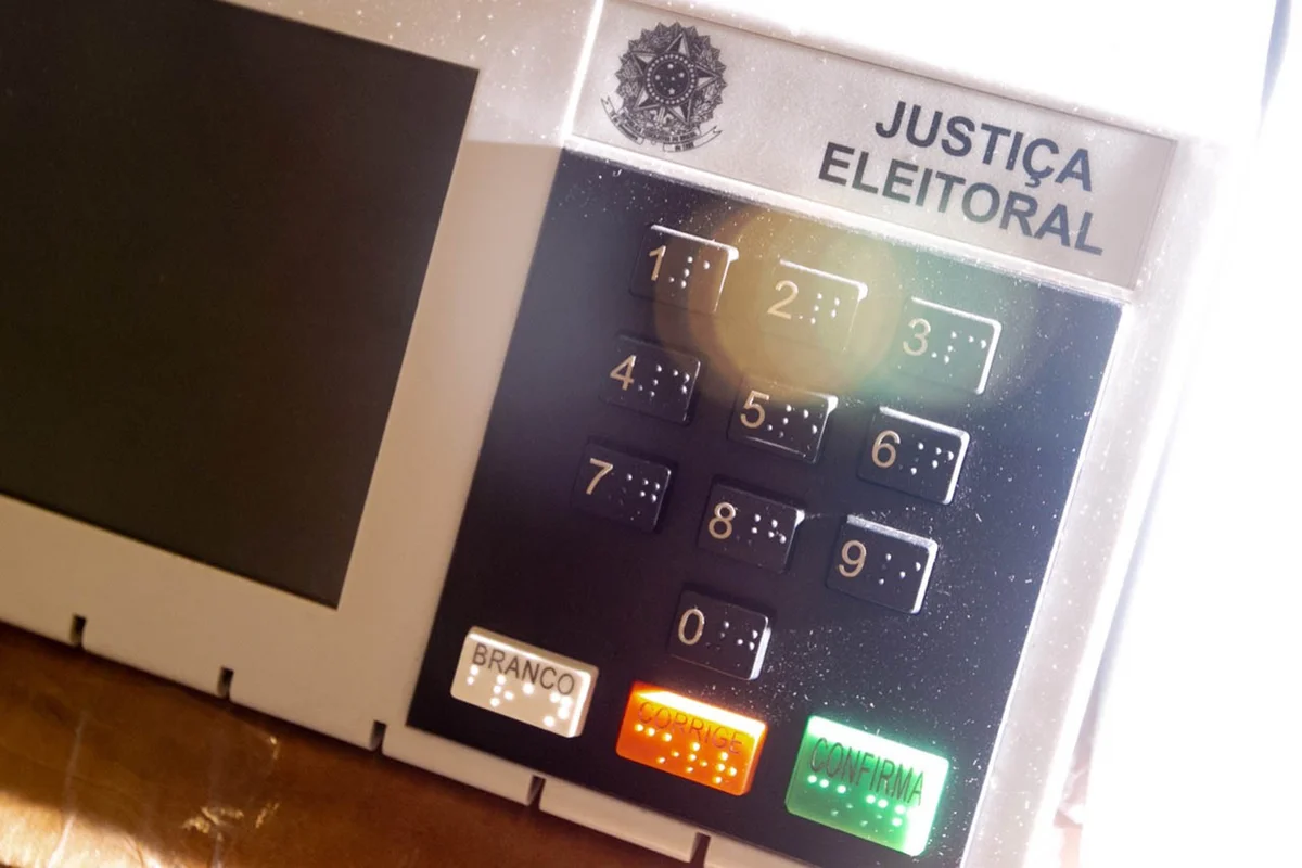 Urna eletrônica - Metrópoles