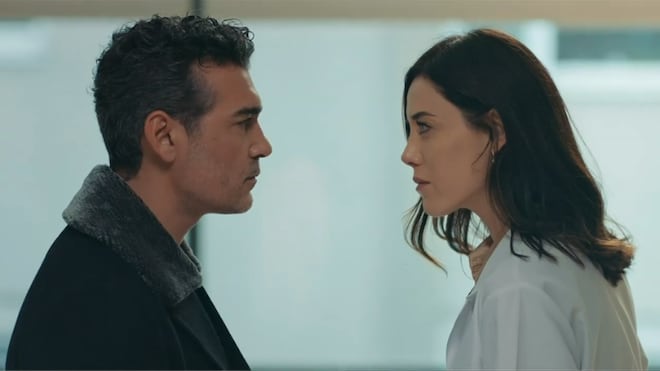 Em Iludida, Volkan flagra Mert com amante e dá um conselho inesperado: ‘Não vale a pena’