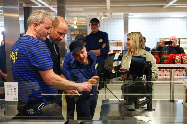 Kate e William colocam a mão na massa em visita a cafeteria na Irlanda