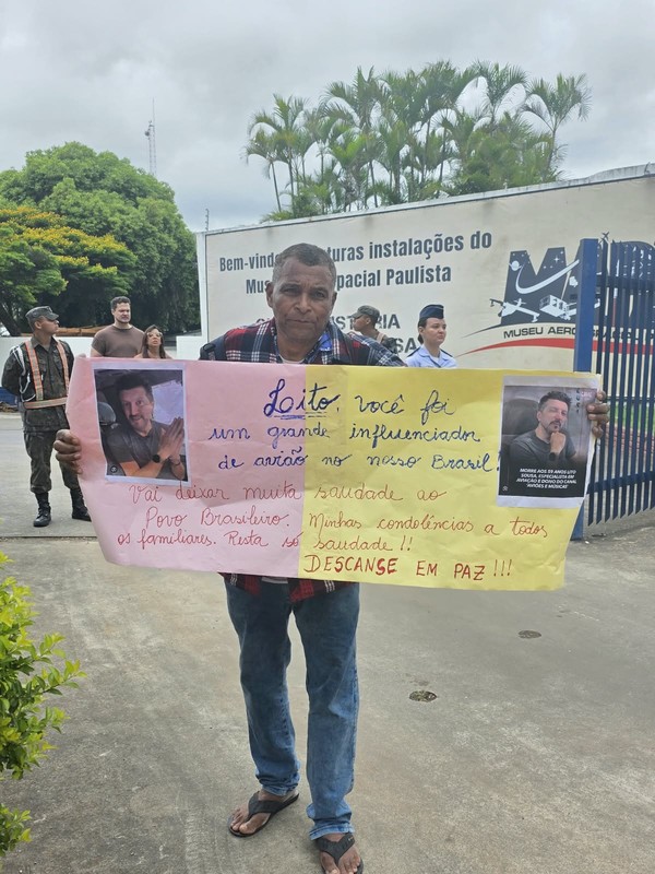Corpo de Lito Sousa é velado em São Paulo; familiares e fãs se despedem