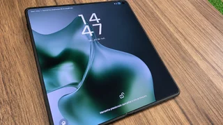 Motorola "achata" a tela em novo celular que aparece pela 1ª vez