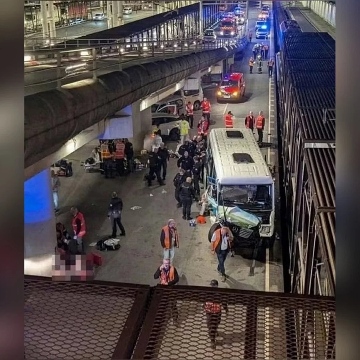 Colisão entre trem e micro-ônibus deixa 19 feridos na França