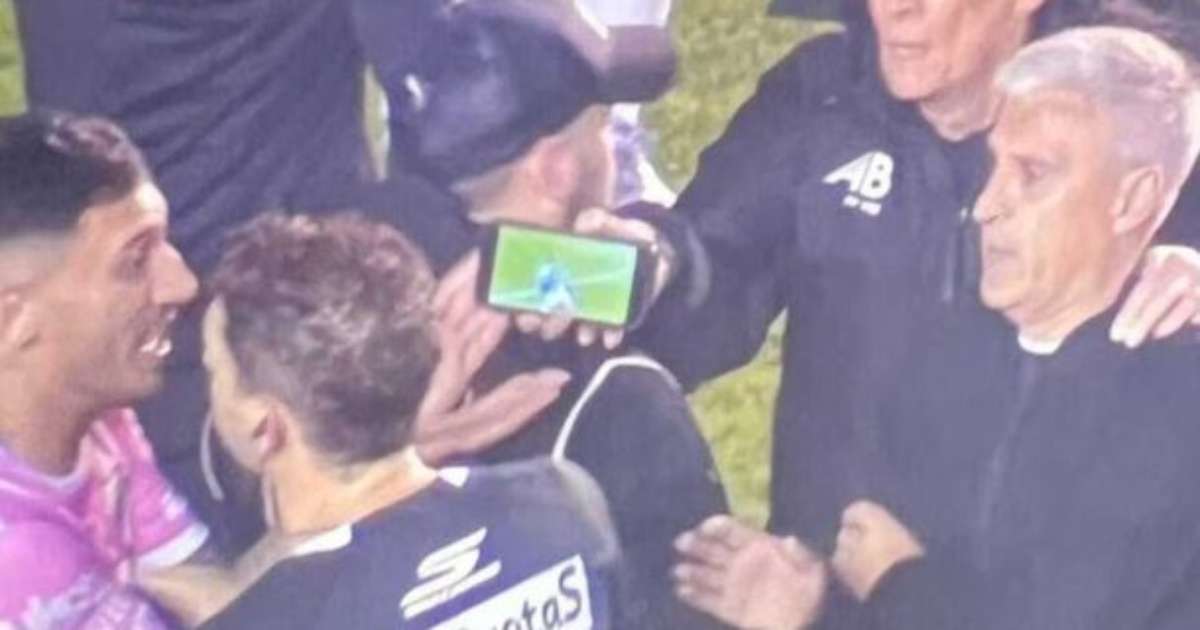 Vídeo: árbitro anula pênalti após jogador mostrar o "celuVAR"