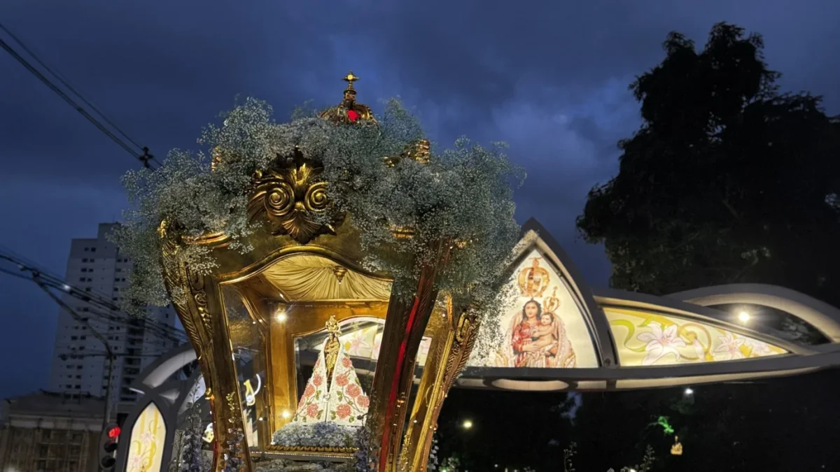 Milhares de devotos participam de romarias na véspera do Círio de Nazaré