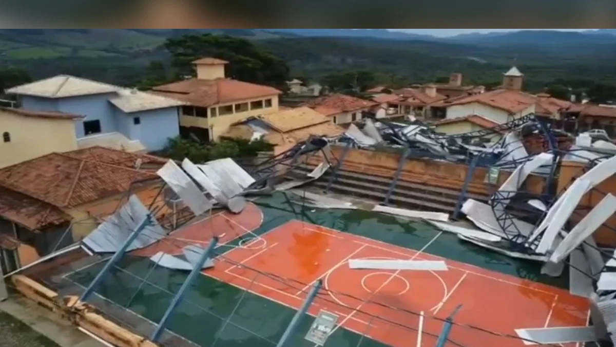Cobertura de quadra desaba sobre casas e deixa moradores desalojados em MG