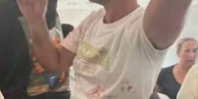 Imagem em rede social mostra passageiros com a camisa suja de sangue; briga entre pilotos fez voo que ia para Israel ser desviado Foto: Reprodução Foto: Reprodução/Rede Social / Estadão