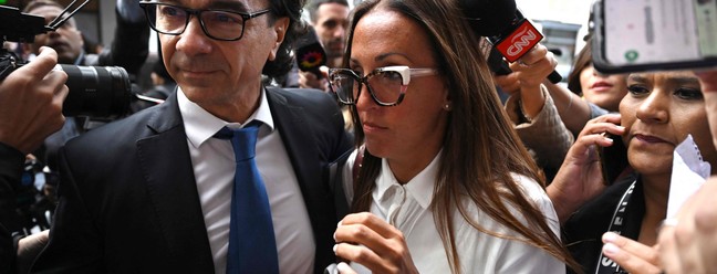 Psiquiatra Agustina Cosachov, uma das acusadas por morte de Maradona, chega a tribunal em Buenos Aires — Foto: Luis ROBAYO / AFP
