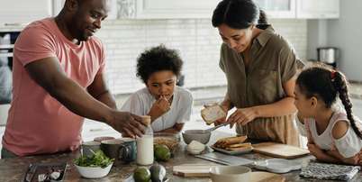 Ensinando a crian&ccedil;a a cozinhar, voc&ecirc; ensina ela a ter autonomia, independ&ecirc;ncia e ainda cria mem&oacute;rias Foto: Pexels/August de Richelieu / Bons Fluidos